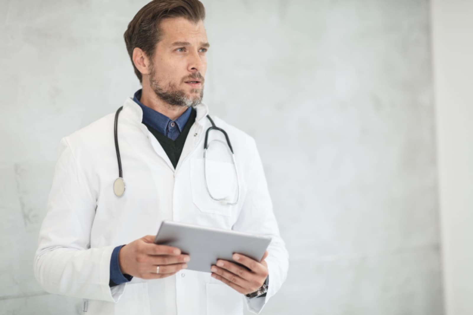Profesional sanitario atendiendo a un paciente